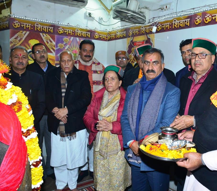 CM सुक्खू सहित कैबिनेट मंत्रियों व प्रतिभा सिंह ने काठगढ़ स्थित प्राचीन शिव मंदिर में की पूजा-अर्चना