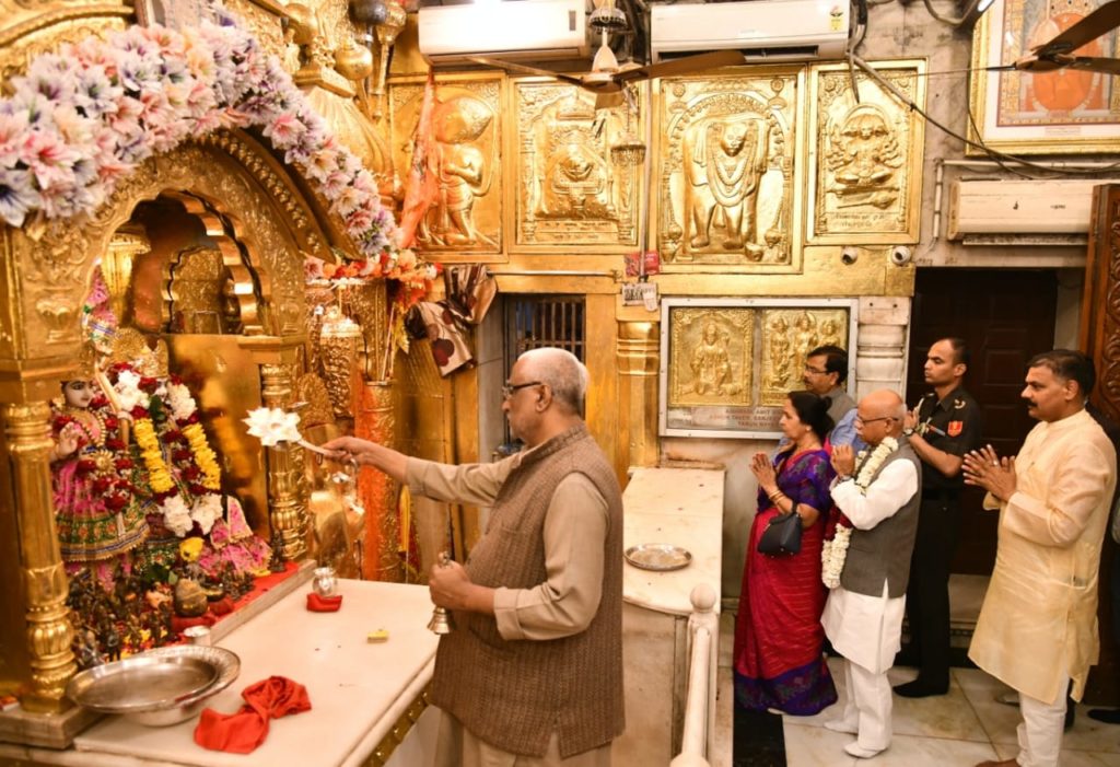 राज्यपाल हिमाचल ने प्राचीन हनुमान मंदिर दिल्ली में की पूजा-अर्चना