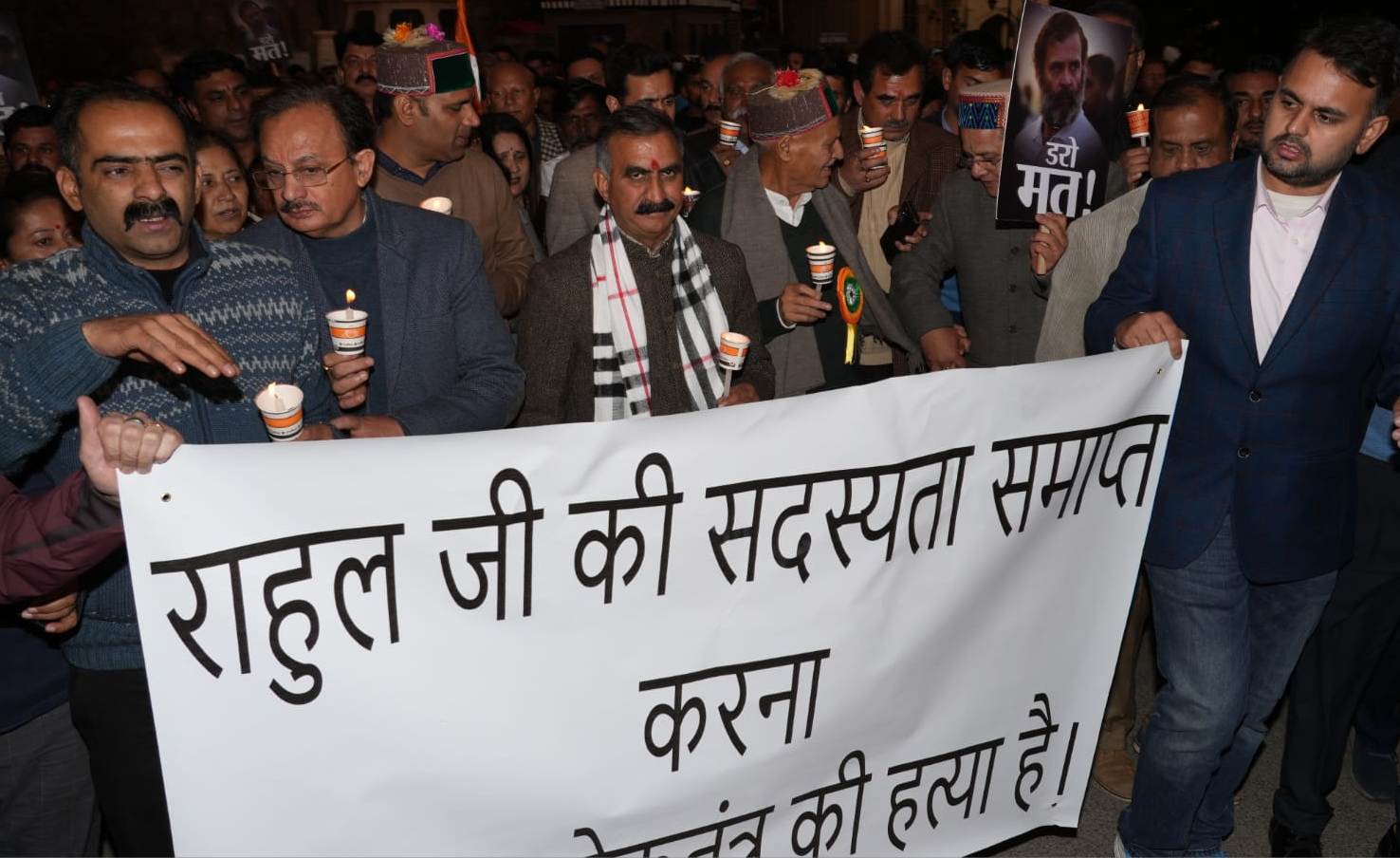 शिमला में गांधी की प्रतिमा के आगे कांग्रेस नेताओं व कार्यकर्ताओं ने केंद्र सरकार के खिलाफ किया सत्यग्रह, बोले- “डरो मत”
