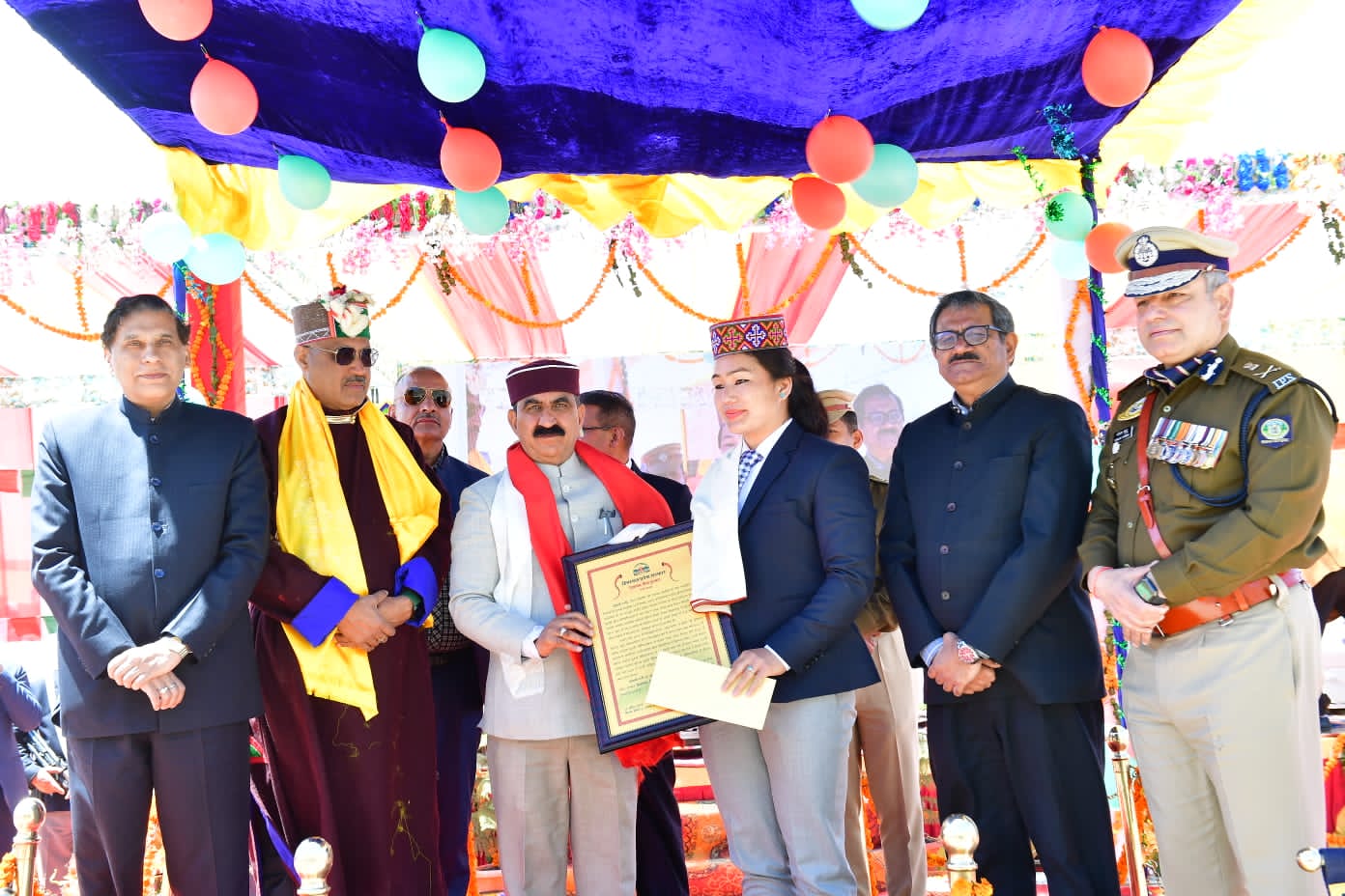 मुख्यमंत्री ने काजा में हिमाचल गौरव और प्रेरणास्रोत पुरस्कार किए प्रदान