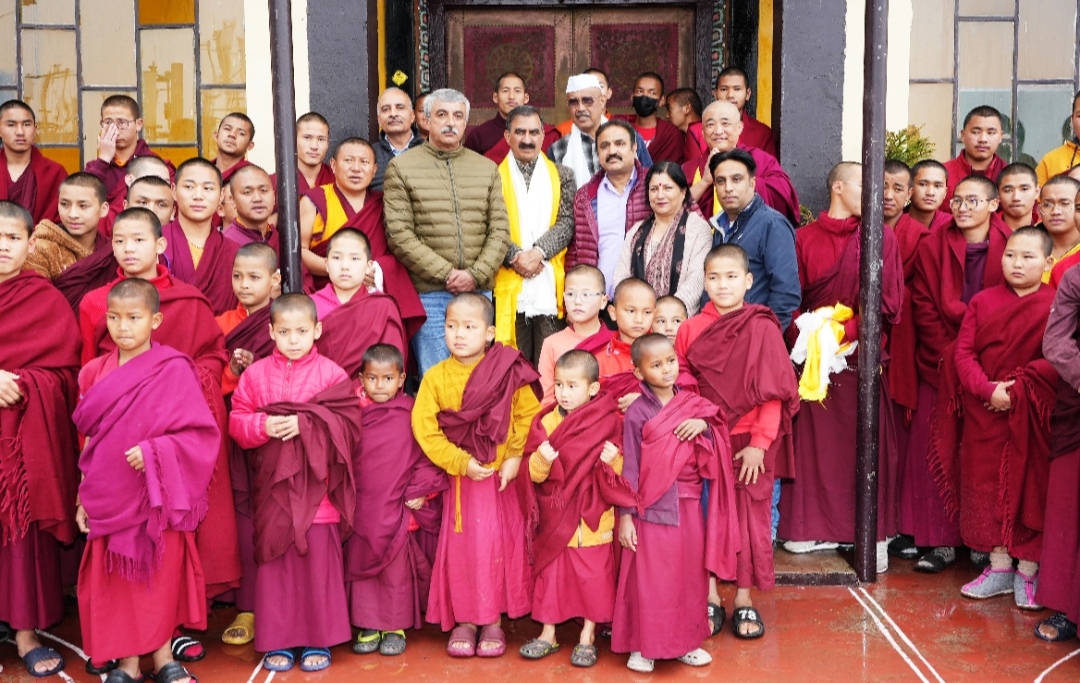 मुख्यमंत्री ने संजौली बौद्ध मठ में शीश नवाया