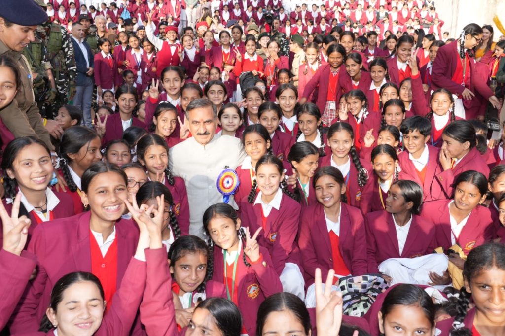 टेबलेट प्राप्त करने वाले 10,540 विद्यार्थियों में से 7,520 बालिकाएं, CM ने पोर्टमोर से श्रीनिवास रामानुजन स्टूडेंट डिजिटल योजना का शुभारंभ किया