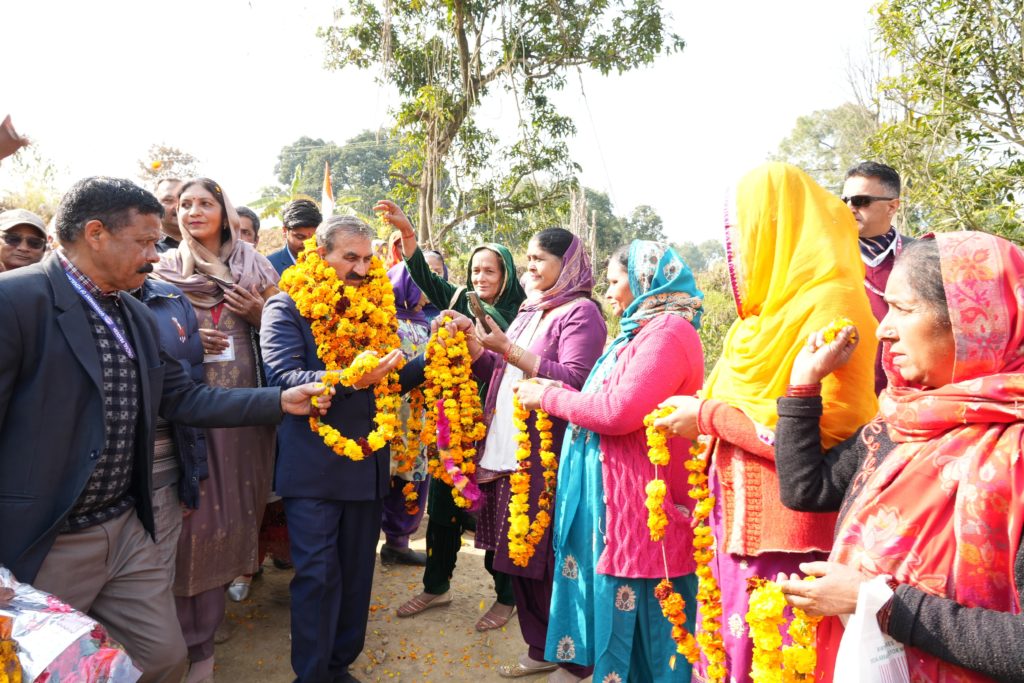 मुख्यमंत्री ने हमीरपुर जिला के गलोड़ से किया ‘सरकार गांव के द्वार’ कार्यक्रम का शुभारंभ, नादौन में रखी 5.88 करोड़ की आधारशिला
