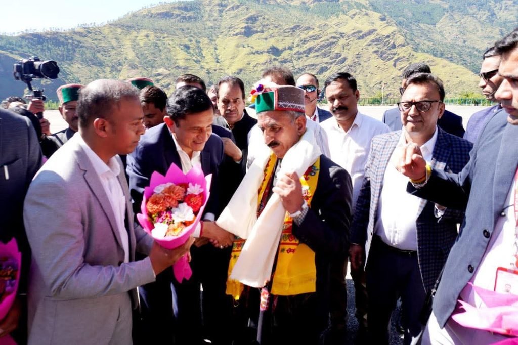 CM सुक्खू का शिंगला हेलीपैड पर HOP NJHPS  राजीव कपूर ने शिष्टाचार भेंट कर किया स्वागत